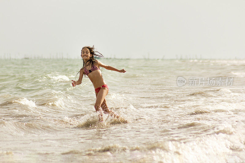 年轻的女孩有一个美好的时间在海滩上的暑假São米格尔dos Milagres，阿拉格斯，巴西东北部